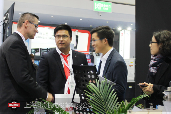 Diebold海外銷售技術總監(jiān)Anton Ebenhöch先生現(xiàn)場為客戶講解